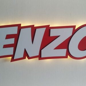 Nombres en madera retroiluminado