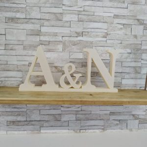 Iniciales para bodas sobre mesa