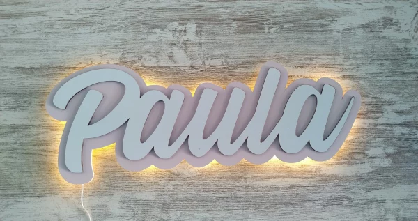 Nombres en madera retroiluminado