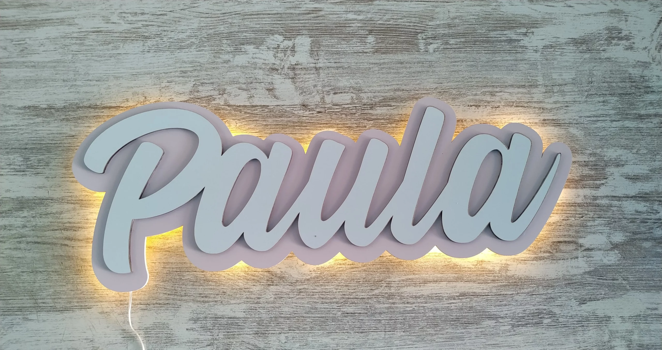 Nombres en madera retroiluminado